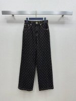25Ss Lv春夏新款 复古棕老花提花牛仔系列 马甲外套+压褶短裙+直筒长裤+背心连体裙 进口牛仔棉布高密制造 进口激光机提花工艺 渗透底布的工艺 复古做旧 定