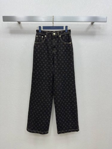 25Ss Lv春夏新款 复古棕老花提花牛仔系列 马甲外套+压褶短裙+直筒长裤+背心连体裙 进口牛仔棉布高密制造 进口激光机提花工艺 渗透底布的工艺 复古做旧 定
