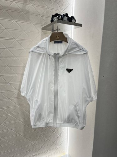 prad* 2025新品上架 隐藏式帽子外套短裤套装 定制Yb进口防晒材质 质感轻薄 舒适透气 拉链短袖外套时髦短裤套装 衣摆以松紧弹力带装饰 随意调节 领边拉
