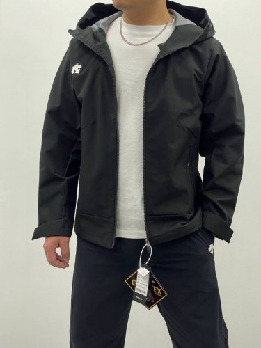 Descente 迪桑特 25春秋 男神版轻量防水连帽户外薄款夹克外套。超有辨识度的运动设计风格，让您的衣品不在大众化，都市休闲通勤时也能完美演绎.. 这件夹克