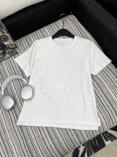 爆款现货 原单品质 小众*｜2025新品圆领立体盘花 定制Yb全棉材质 透气舒适 质感十足 常规短袖T恤裁剪 凸显品牌格调 采用克重纯棉制成 略带有弹力 呈现显