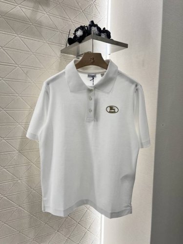 Burberr*2025新品上架 刺绣翻领上衣 定制Yb朱地全棉材质 自带孔洞 透气舒适 品相高级 翻领襟扣上衣裁剪 常规宽松版型 上身呈现休闲慵懒的穿搭格调