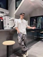 25Ss 巴黎秀场新款圆领短袖T恤 选用330克双纱平织棉面料打造 胸前Balenciaga镭射3D立体印花工艺 两边袖口印有25春夏秀场主题图案 螺纹针织领口