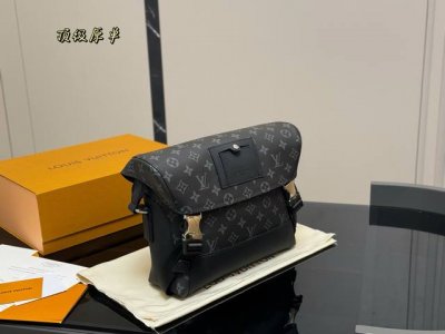 配折叠盒飞机盒 Size：28*25Cm Lv 男士邮差包 Voyager邮差包 结构和辅料都时尚青春化， 包包的大小尺码刚刚好， 手感很软！但是很型哦！ 搜索