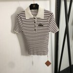 款号20252639 Miumi*新款 领标Logo贴布胸针装饰 撞色条纹Polo领修身短袖针织衫 上衣，白色，Sml， L码；胸围62，袖长19，长54