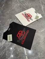 Balenciag 联名款 25Ss夏季圆领短袖！可搭配套装！极为难得的款式，采用190G丝光棉面料，贴身体感非常舒适透气....胸口烫画工艺.品牌字母相融合.