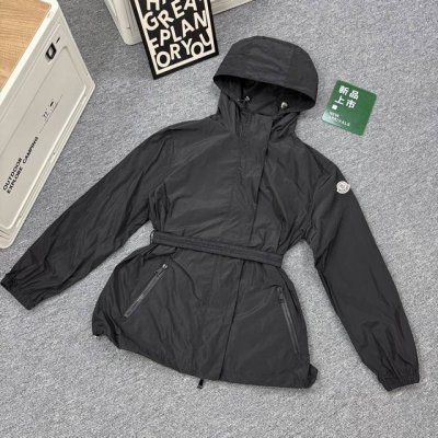 款号A38 Moncler 蒙口女款连帽防晒服夹克冲锋衣短款外套防晒衣 透气性超棒当夏日防晒刚刚好！今年大热的工装元素，中长款版型遮肉效果也超棒！ 原厂五金开模
