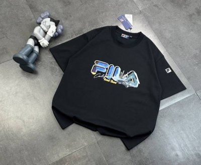 潮牌Fila斐乐官网同款同步短袖！胸前Logo点缀胸前，简约又不失时尚感，一眼就狠狠拿捏住了！正肩版型对各种身材都很友好，穿起来整个人显得挺拔又精神，瞬间男友力