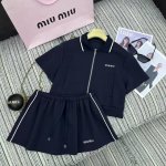 强烈推荐 25年早春夏系列 Miu*新款撞色边翻领短袖上衣搭配松紧腰短半裙套装 刺绣字母点缀 两色Sml