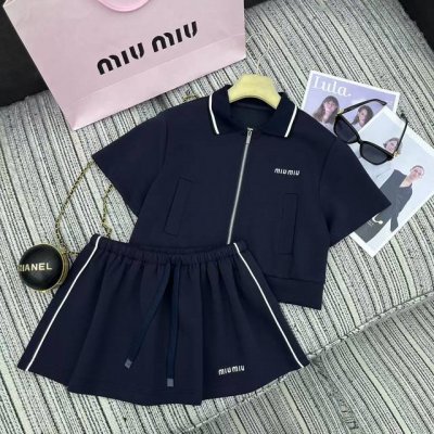 强烈推荐 25年早春夏系列 Miu*新款撞色边翻领短袖上衣搭配松紧腰短半裙套装 刺绣字母点缀 两色Sml
