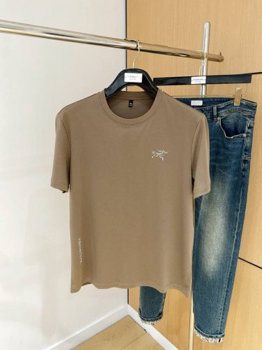 始祖鸟25Ss春夏 新品 定制蚕丝面料丝滑透气！时尚经典圆领短袖时尚单品设计，更加时尚舒适，高标准定制，上身非常有型，胸前品牌经典Logo 图案 客供辅料，客供