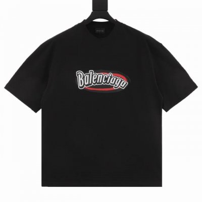 balenciag 巴黎世家 可乐涂鸦造型印花T恤 巴黎家经典可乐标识T恤是品牌标志性设计之一 将街头文化与高端时尚完美融合 这款T恤以简约的设计语言为核心 胸