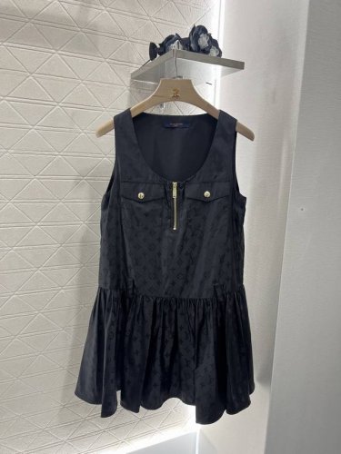 louis Vuitto*2025新品上架 收腰口袋背心裙 定制Yb进口环保尼龙材质 质感光泽 舒适垂顺 背心连衣裙剪裁 胸前装饰对称翻盖口袋 配合拉链半开襟金