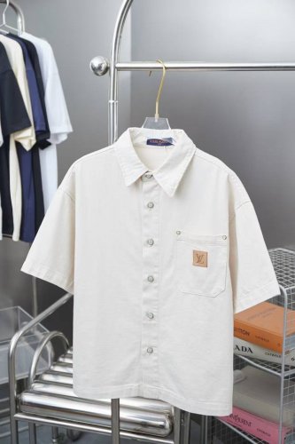 顶级复刻 Louis Vuitton 路易威登 Ss25男装大秀走秀款牛仔丹宁短袖衬衫 官网同步 男女同款 面料为冈山面料 独特竹节纹 定制五金辅料 口袋Log