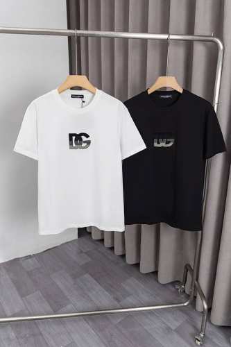 x019 D&G 杜嘉班纳 25Ss新款T恤，胸前Logo采用刺绣工艺，采用260克双纱全棉面料，面料柔软，时尚百搭，男女同款 颜色: 黑色 ，白色 尺码: M
