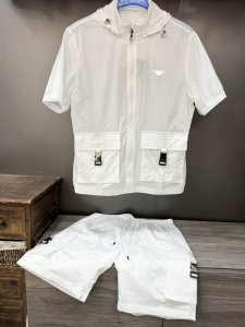 prad* 普拉达男士徽标饰Re-Nylon百慕大短裤套装，原版定制高密度尼龙，更加轻薄柔软，手感爽滑，松紧系带，短裤内置网格内里，精细手工，每一个生产流程都得