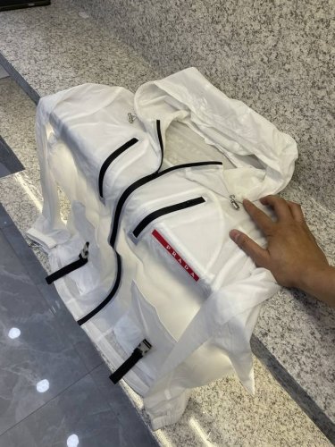 prad.普拉哒25年春夏新品 休闲防晒服清清爽爽的夏季感觉.夏日外出旅游必备！能有效的抵挡紫外线，使你的肌肤不会受到伤害。非常轻薄，夏天穿丝毫不会觉得闷热超强