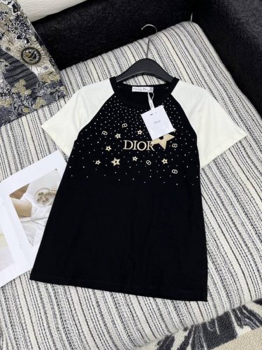 爆款现货 原单品质 Dio*｜2025新品撞色圆领刺绣 定制Yb全棉材质 透气舒适 质感十足 常规短袖T恤裁剪 凸显品牌格调 采用克重纯棉制成 略带有弹力 呈现