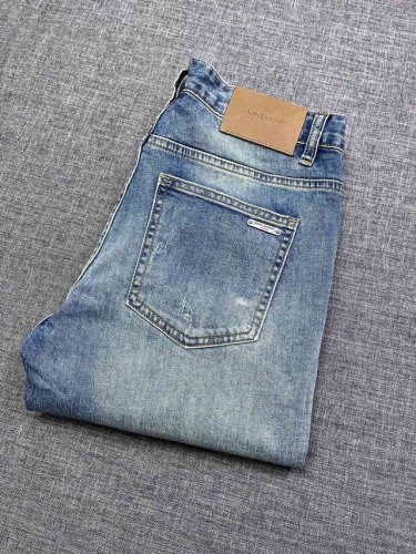 Saint Laurent 圣罗兰 男士赤耳丹宁牛仔裤，每季必出的类型，无需质疑的热卖王牌单品，整体的风格延续了Slp的基调，通体融入了多种工艺美学，视觉方面得
