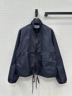独家首发原单品质！Pr时髦精穿搭限量胶囊系列 再生尼龙拉链夹克防晒外套！经典短款宽松版型下摆抽绳可调节设计。可甜可盐减龄时髦又帅气！原版定制五金配件，进口再生尼