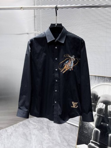 路易威登 Lv 2025Ss新款男士长袖 衬衫 衬衣，高端版本！专柜定制面料 透气舒适度高，细节无可挑剔，品牌元素设计理念，体现高品质。手感细腻柔软！呈现休闲裁