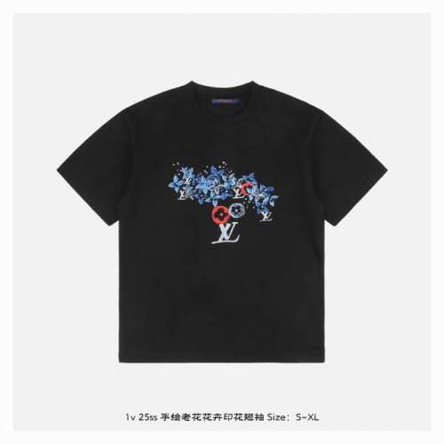 lv 25Ss 手绘老花花卉印花短袖 面料采用230克重精梳棉，定制32支1*1螺纹，成衣两遍水洗处理，面料舒适亲肤无异感，定制定染面料，纺织密度高，垂感佳，不