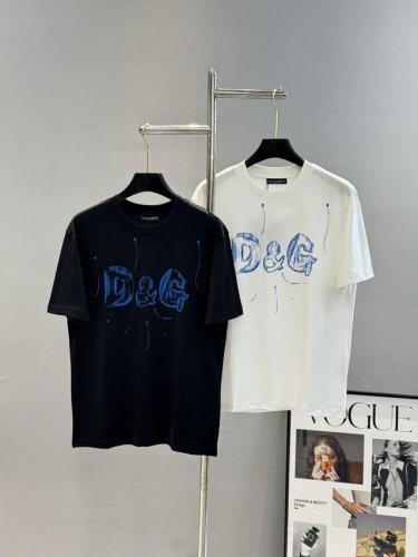 d&G*杜嘉-班纳25S新款圆领T恤.男女同款！新品推荐.高端字母数码印花精致细腻，品牌字母图形经典呈献.简直太完美了。情侣搭配效果更佳！！！优选280G纯棉面