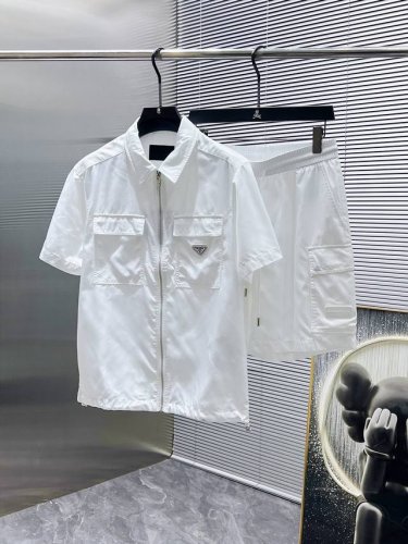普拉达 prada 2025Ss春夏新款 休闲 短袖 短裤裤 套装 高端版本 专柜定制面料 透气舒适度高 细节无可挑剔 品牌元素设计理念 体现高品质 手感细腻柔