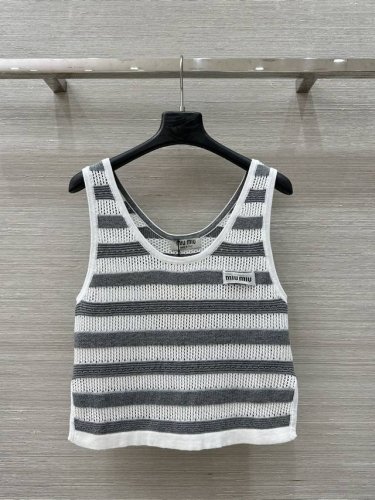 独家首发原单品质 Miu系女孩穿搭，25春夏新品！夏日清爽配色，名媛风条纹针织背心上衣，绝美小仙女白富美神器！条纹配色镂空设计，定位字母徽标缀饰奢华又高级。经典