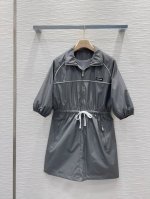Miu Mi* 2025Ss新款 结合工装与防晒衣的碰撞设计 超轻薄面料 特殊材质有肌理感 每个小细节都非常注重 恰到好处的高级感 立体剪裁 让成衣上身更为精致