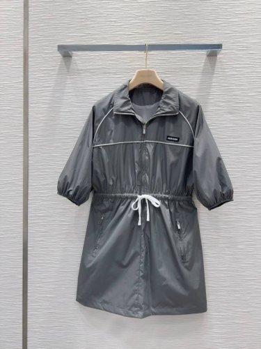 Miu Mi* 2025Ss新款 结合工装与防晒衣的碰撞设计 超轻薄面料 特殊材质有肌理感 每个小细节都非常注重 恰到好处的高级感 立体剪裁 让成衣上身更为精致