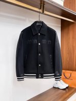 miumiu 缪缪 2025春季新款男士夹克外套，高端版本！专柜定制面料 透气舒适度高，细节无可挑剔，品牌元素设计理念，体现高品质。手感细腻柔软！呈现休闲裁剪，