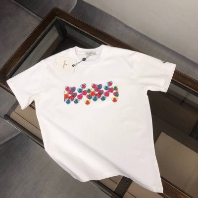 moncler 蒙口 最新款情侣款短袖T恤 撞色爱心印花设计 面料上身舒适透气 不僵硬 修身的剪裁 采用高定定制纯棉面料 上身舒适有型 内搭单穿都完全没问题 时