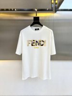 Fendi芬迪、2025春夏新品发售新品短袖T恤。采用进口欧棉面料，温儒柔软 细腻柔软 上身自然是舒适 凉爽，印花Logo图案撞色时尚立体。颜色十分清晰，非常的