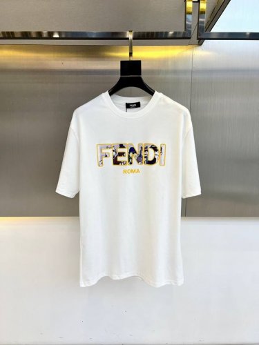 Fendi芬迪、2025春夏新品发售新品短袖T恤。采用进口欧棉面料，温儒柔软 细腻柔软 上身自然是舒适 凉爽，印花Logo图案撞色时尚立体。颜色十分清晰，非常的
