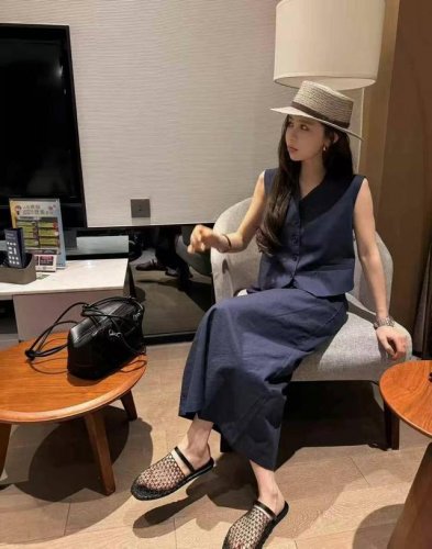 大爆款 法式复古优雅气质亚麻马甲+半裙两件套 沉稳大气 无袖马甲搭配同色系长裙 简约利落又不失时尚感 亚麻材质天然透气 上身舒适亲肤 让你轻松拿捏高级氛围感 三