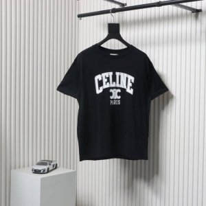 celine 赛琳 经典字母印花基础款短袖T恤 Ce气质清爽干净的短袖T恤 夏天T恤季到了，你准备好了吗？！精选厚实的平织棉布制作，面料质感瓷实很显气质 高克重