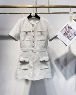 上新 独家高定连体裤首发 25Ss Chane*独家爆款小香风轻奢重工亮片链条薄款连体裤 均由经验丰富的老师傅手工钉链条带着克制的韵律美感 与温柔色调相呼应 增