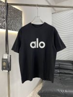 跑量款 高品质Alo 25年新款春夏100%纯棉260克宽松短袖圆领显瘦慵懒感T恤发泡印花 高级的字母设计，领口，下摆，袖口都是破洞磨破设计，让简约的短袖增添了