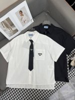 prad* Ss25新款学院风短袖衬衫 经典三角标装饰 搭配领带 两色三码Smla807