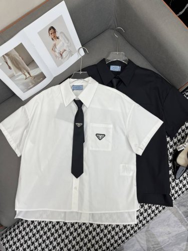 prad* Ss25新款学院风短袖衬衫 经典三角标装饰 搭配领带 两色三码Smla807