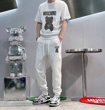 直 Moschino莫斯奇诺 胖子福音 2025官网同款.世界知名奢侈品牌.夏季男士 双丝光 高品质货套装 采用进口原单面料 ，当季时尚潮流款，百搭爆款。简洁大
