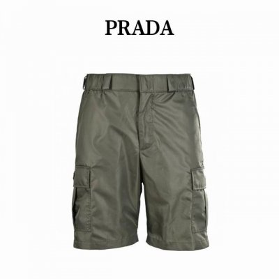 prada普拉达Prd 双口尼龙工装短裤 选用标志性尼龙面料制成，通过高密度的编织结构，使其具备高强度抗撕裂，耐磨性超群。经过表面纳米涂层处理之后使其具备一定的