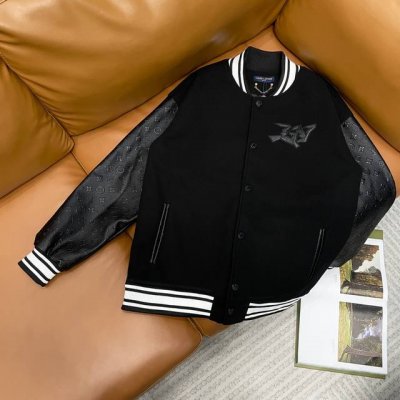 Louisvuitton 路易威登 Lv拼接Monogram棒球服外套 更新速度不输快时尚品牌。这件全黑棒球服第一眼看上去不出彩，全黑的设计对比上两季撞色设计可