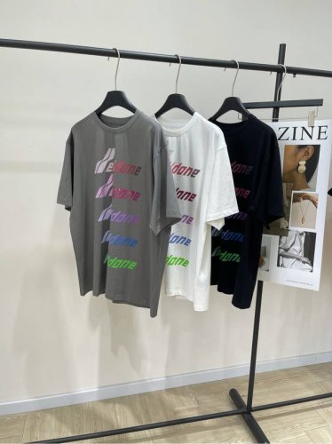 Wd烫钻渐变字母大版短袖T ，面料：全棉 颜色：灰色、白色、黑色 *｜字母大印花短袖T恤 25Ss早春上新！ 100%纯棉面料高克重，重工水洗工艺 胸前撞色字母