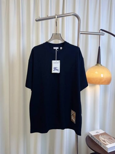bur**新款刺绣贴片徽标Logot-Shirt 定制纯棉面料 克重高 质感好 舒适亲肤 采用刺绣贴片徽标Logo点缀 时尚大气 男女同款 潮人必备 最高品质