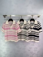 chane*25夏季新款条纹针织Polo短袖三种配色各有千秋编织工艺精湛 条纹错落有致 镂空设计透气又不失时尚感 复古又优雅 双C Logo低调点缀 彰显品牌魅