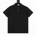 Burberry巴宝莉Bbr 金扣标识刺绣短袖Polo衫 精选珠地网眼布棉质面料，侧边开筒，前短后长。领子是进口扁机一条条织出来的，费时费工。独立开模定制金扣一