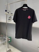 Mon 25 Ss男士新款经典毡艺刺绣章仔标识徽标短袖T恤，Zg同款，堪称百搭单品，T恤胸前饰有经典毡艺刺绣章仔徽标，采用柔软棉质平纹针织面料制成，定制240双