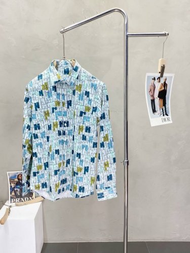 hermes爱马仕独家专供新款男士休闲衬衫 高端定制 高端版本 时尚百搭爆款进口面料 手感超柔软细腻 穿着亲肤舒适 高端精品 代工厂P精细做工 上身非常赞 男士